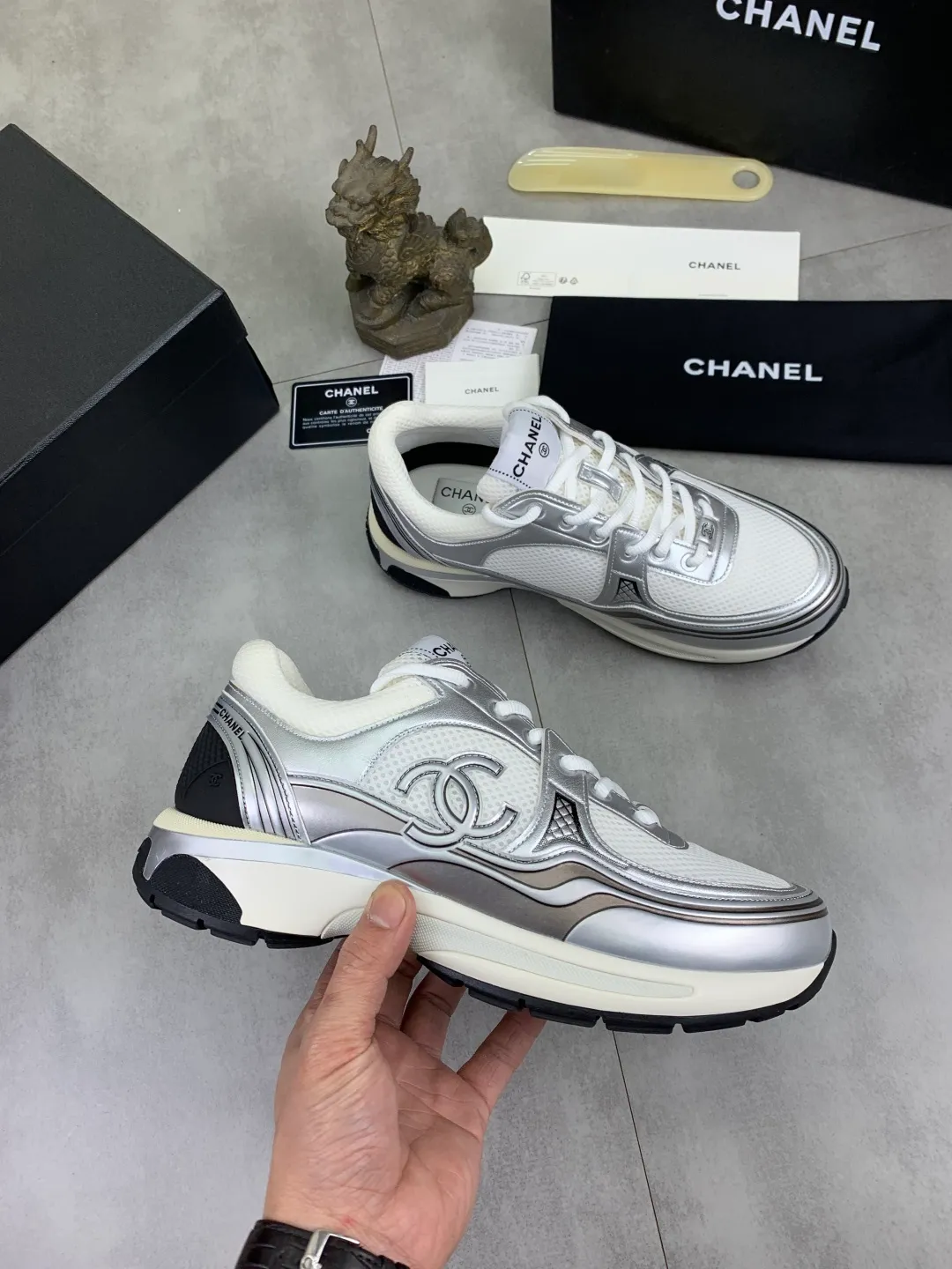 Men's Men's Shoes P620 New Chanel Chanel 25K Silver Horn Golden Horn King Casual Sports Shoes Original purchase and development Made by Xiaoxiang C Home Another super popular item in the counter, loved by Internet celebrity bloggers and ladies, various praises on social platforms, super popular, textured, breathable and super spring and summer. Seeing this issue always arouses the inner desire of fashion among girls. The latest suede material, classic black and white color, full of fashionable feeling on the feet. Easy to take care of, exquisite packaging at the delivery counter🛍📦 ▪️Fabrics: Original customized imported cowhide + mesh ▪️Inner lining: Customized imported breathable mesh ▪️Sole: Original molded rubber foam material ▪️Sole thickness: 4.5CM ▪️Size: 38-44